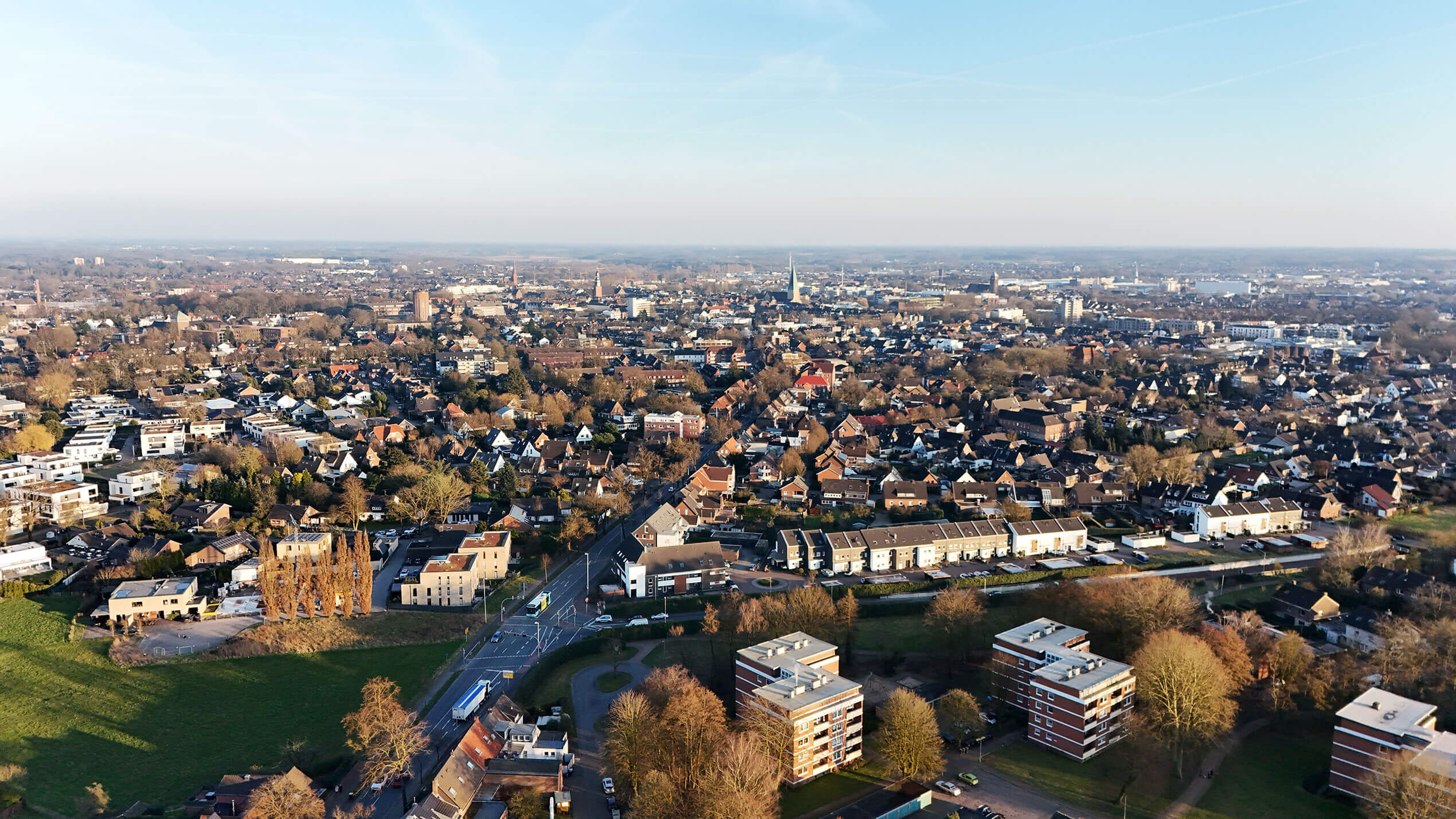TO-IMMO-Bocholt-02 Luftbild auf die Stadt Bocholt aus Richtung Westen aufgenommen