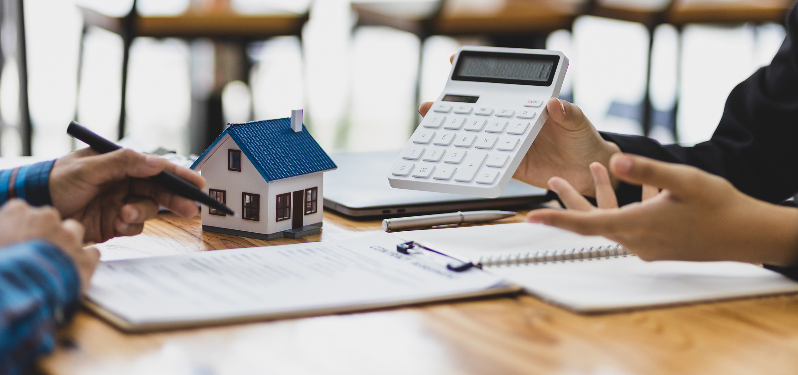 TO-IMMO-Immobilienverwaltung_header Personen nutzen Taschenrechner und Modellhaus zur Beratung für Immobilienvermarktung und Immobilienfinanzierung