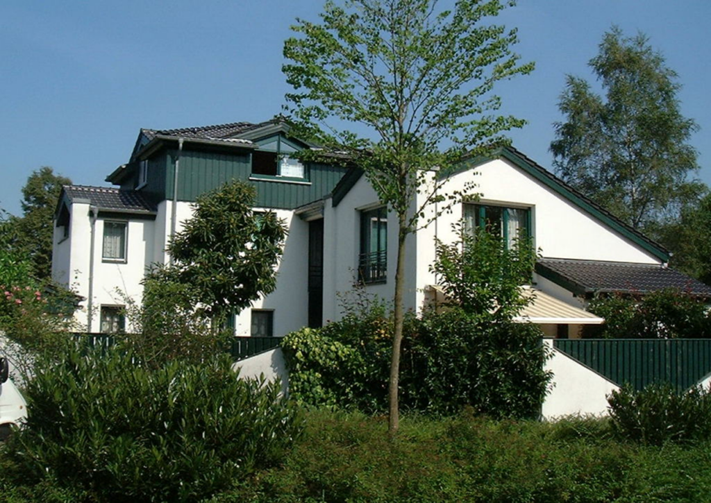 TO Immobilie in Bocholt mit Fahrzeugen davor. Hausverwaltung